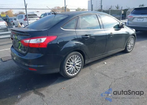 2014 Ford Focus Titanium z USA, uszkodzony, nr VIN 1FADP3J22EL422152